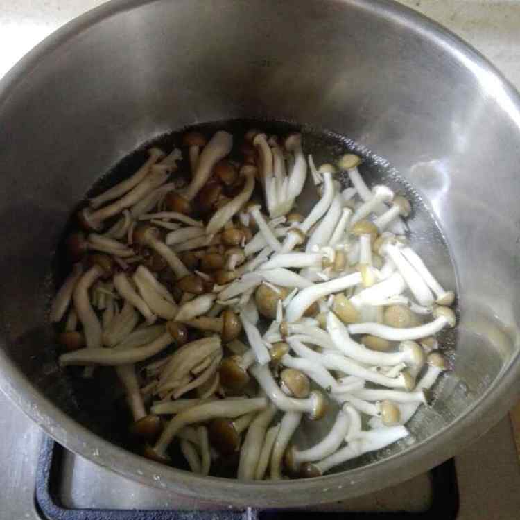 蟹味菇牛肉汤步骤4