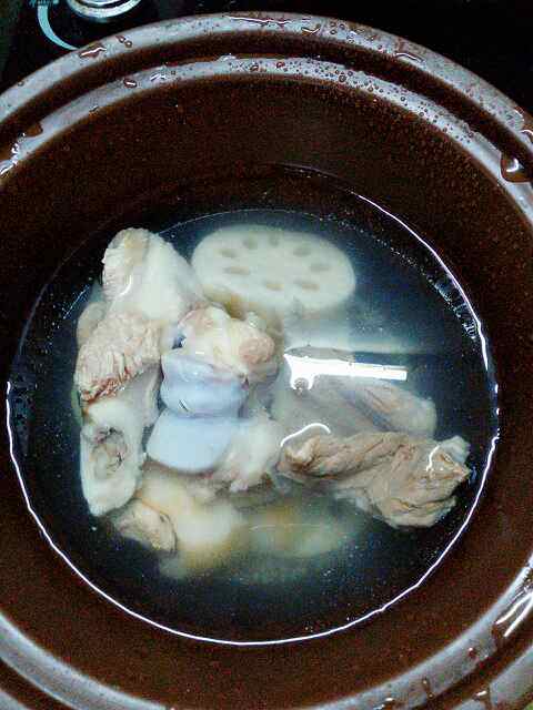 薏仁莲藕骨头汤步骤4