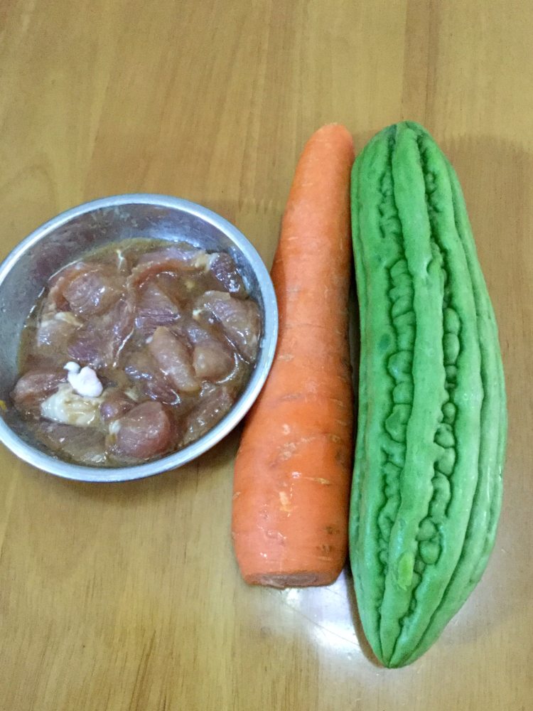 苦瓜瘦肉汤步骤1