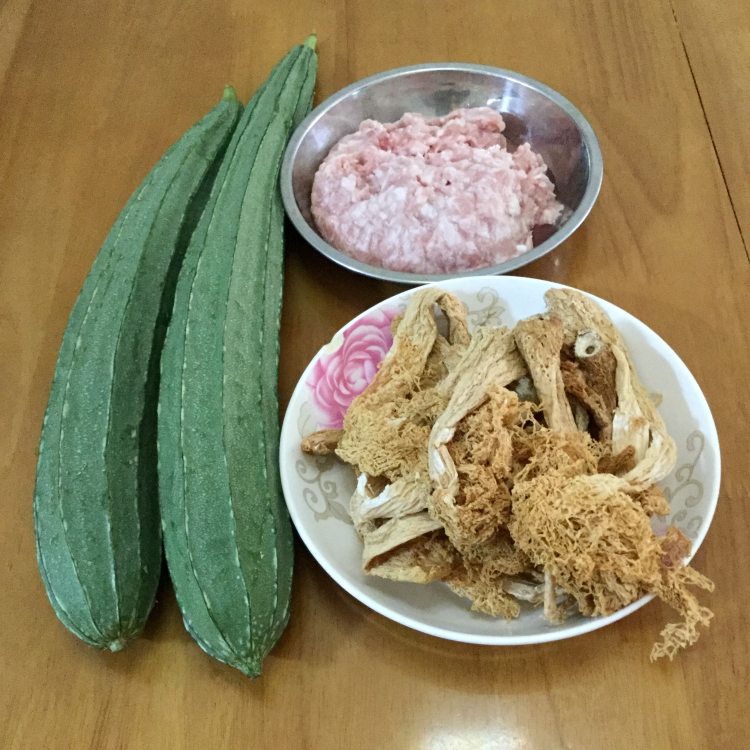 丝瓜竹笙浸肉丸步骤1