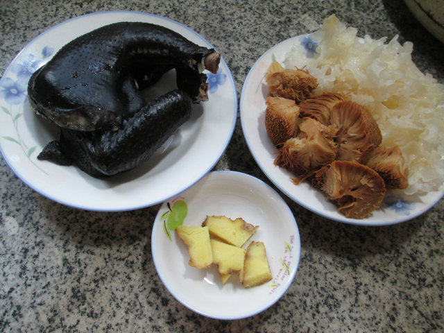 猴头菇银耳乌鸡汤步骤1