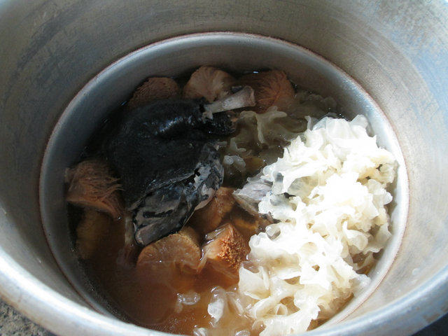 猴头菇银耳乌鸡汤步骤7