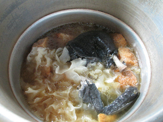 猴头菇银耳乌鸡汤步骤9