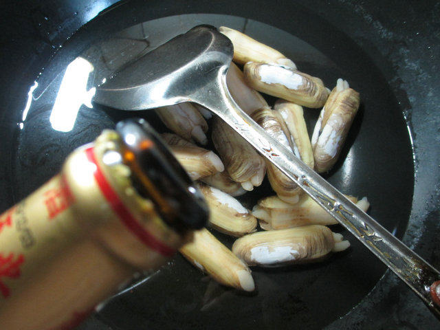 咸肉秀珍菇蛏子汤步骤2