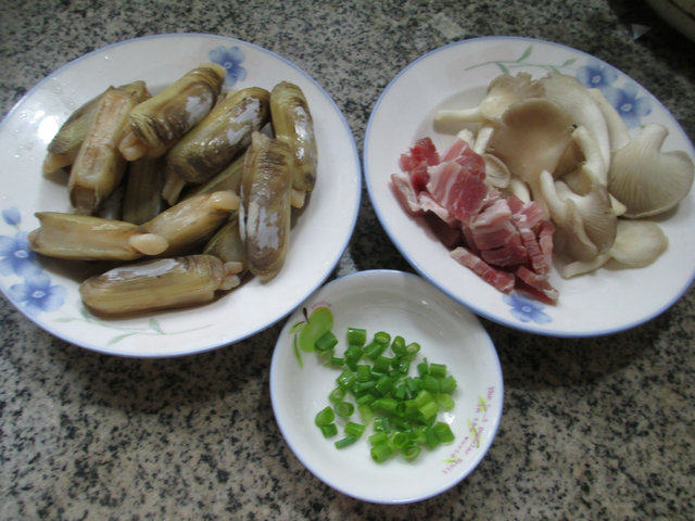 咸肉秀珍菇蛏子汤步骤1