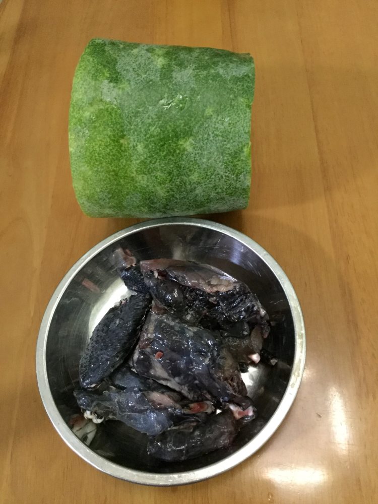 冬瓜乌鸡汤步骤1