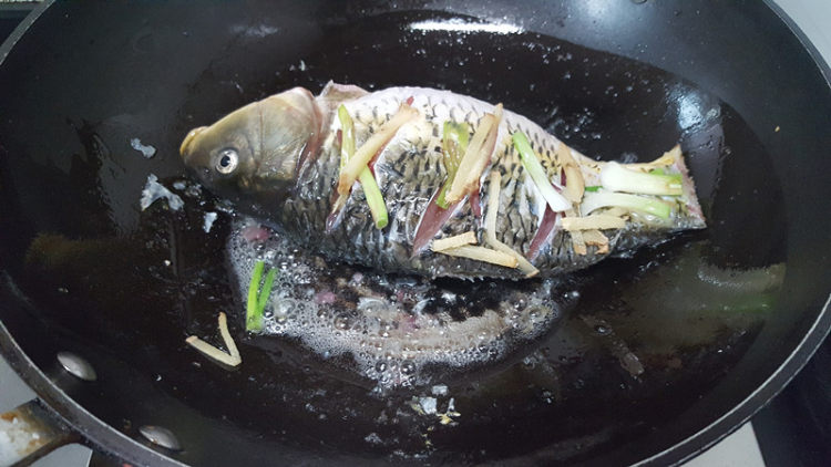 鲤鱼汤步骤3