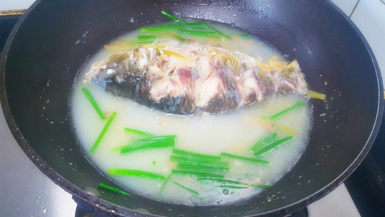 鲤鱼汤步骤5