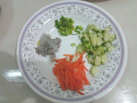 虾仁黄瓜炒饭步骤2