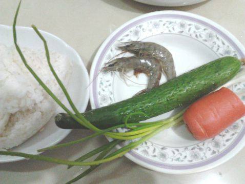 虾仁黄瓜炒饭步骤1