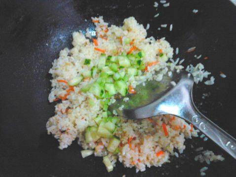 虾仁黄瓜炒饭步骤7