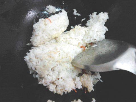 虾仁黄瓜炒饭步骤5