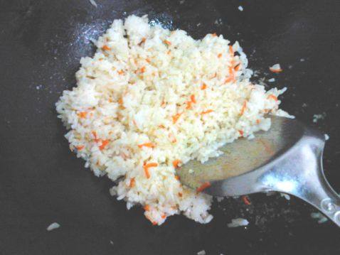 虾仁黄瓜炒饭步骤6