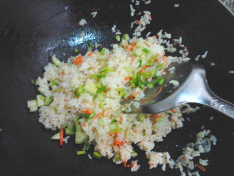 虾仁黄瓜炒饭步骤8