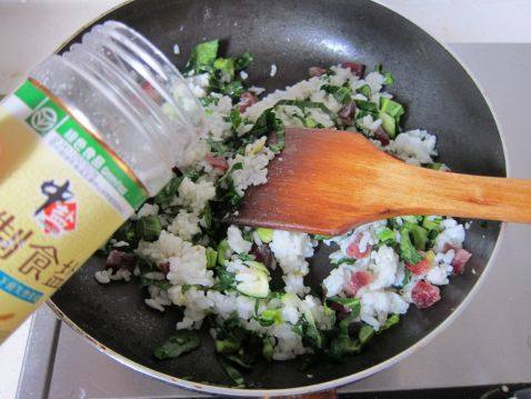 青菜腊肠炒饭步骤3