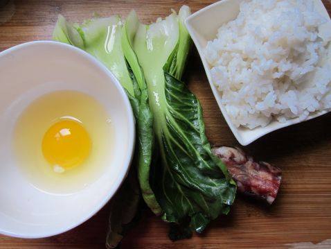 青菜腊肠炒饭步骤1