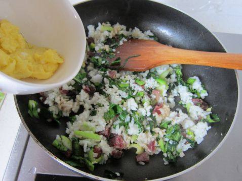 青菜腊肠炒饭步骤5