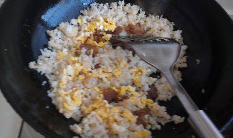 苏式腊肠蛋炒饭步骤5