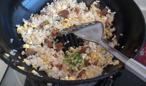 苏式腊肠蛋炒饭步骤6