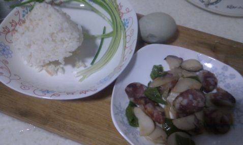 香肠蛋炒饭步骤1