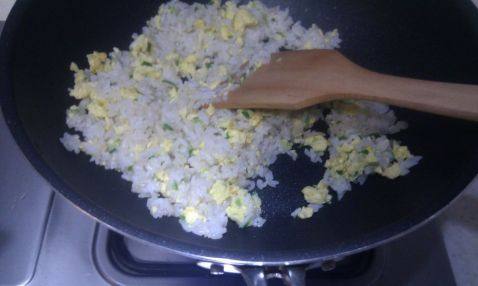 香肠蛋炒饭步骤7