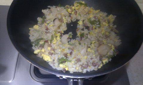 香肠蛋炒饭步骤9