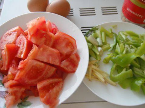 番茄鸡蛋拌饭步骤1