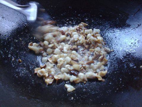 三鲜菱角炒饭步骤2