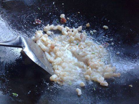 三鲜菱角炒饭步骤5