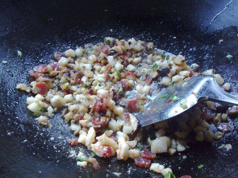 三鲜菱角炒饭步骤6