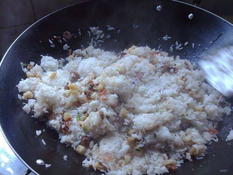 三鲜菱角炒饭步骤8