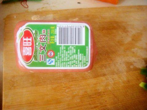 三文肉肠蛋炒饭步骤4