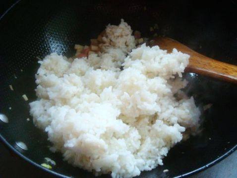 三文肉肠蛋炒饭步骤11