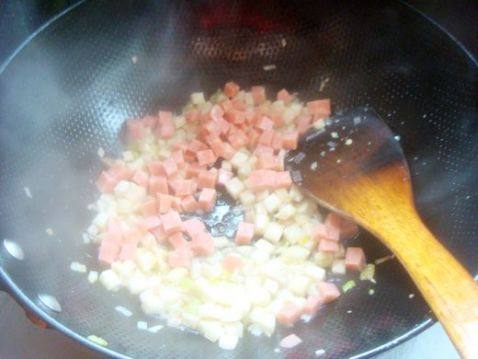三文肉肠蛋炒饭步骤10