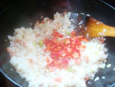 三文肉肠蛋炒饭步骤12