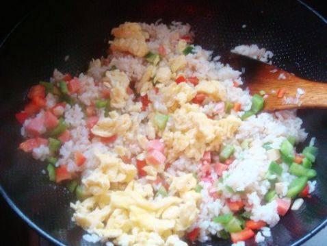 三文肉肠蛋炒饭步骤14