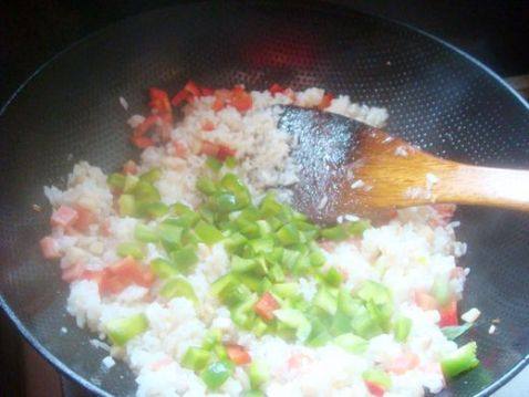 三文肉肠蛋炒饭步骤13
