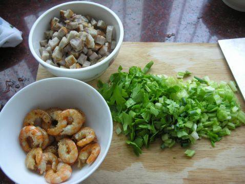 芋头鲜虾炒饭步骤1
