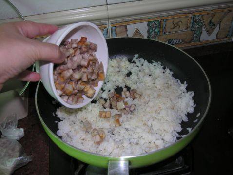 芋头鲜虾炒饭步骤3
