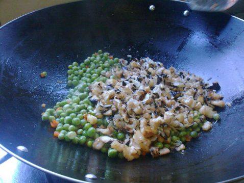 虾皮豆仁炒饭步骤9