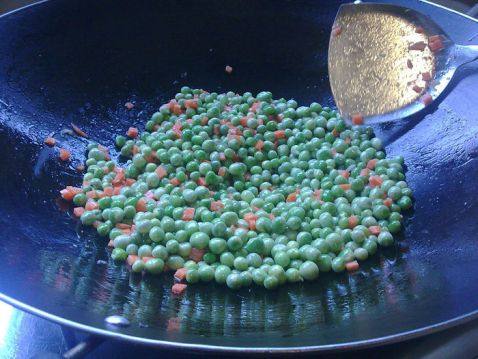 虾皮豆仁炒饭步骤8