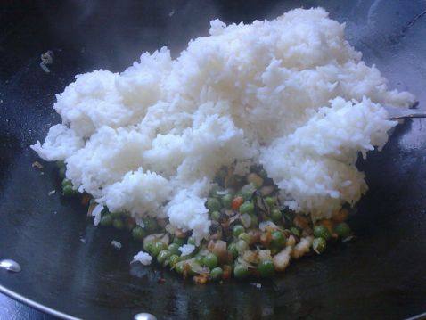 虾皮豆仁炒饭步骤10