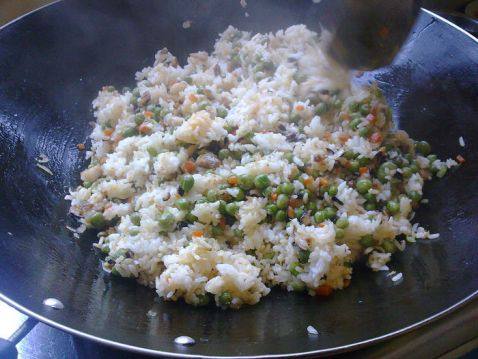 虾皮豆仁炒饭步骤11