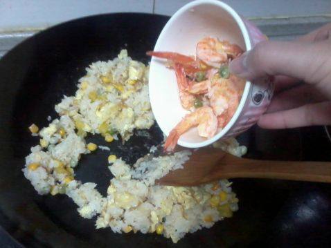 虾仁蛋炒饭步骤8