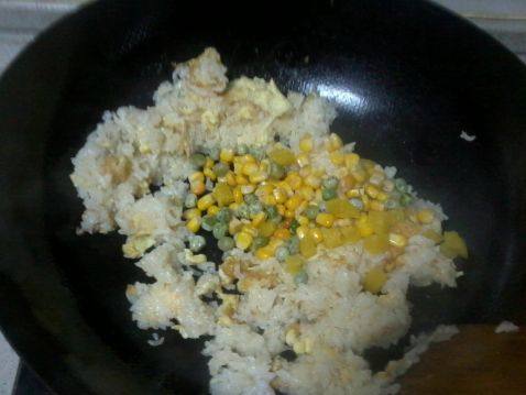 虾仁蛋炒饭步骤7