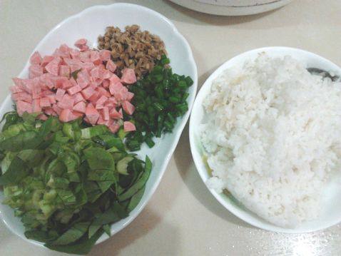 葱香干豆角火腿炒饭步骤2