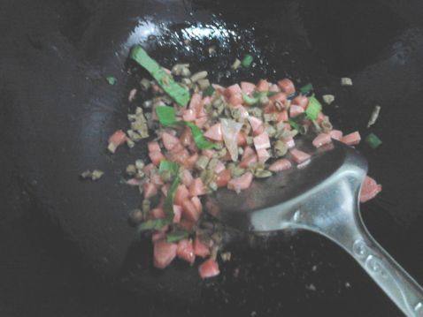 葱香干豆角火腿炒饭步骤4