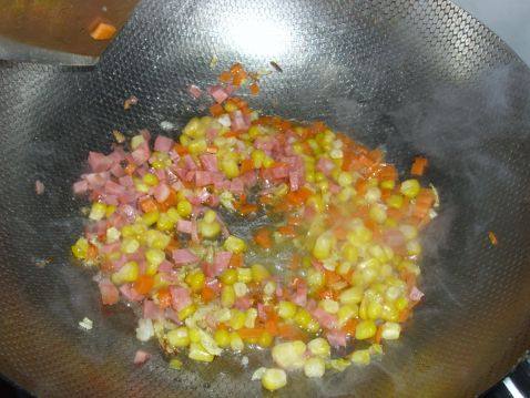 玉米火腿炒饭步骤4
