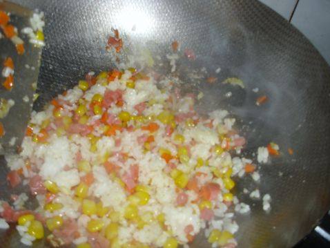 玉米火腿炒饭步骤5