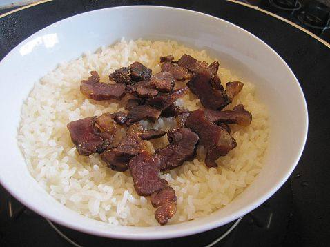 腊肉蒸糯米饭步骤5